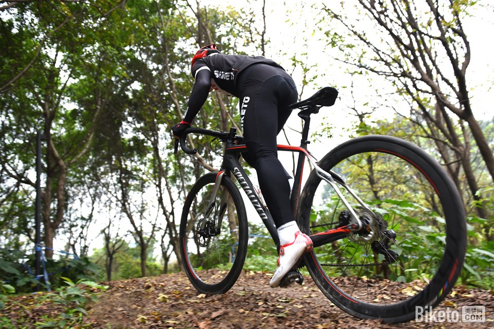 鲁贝五冠王：Specialized Roubaix Pro Race Disc 评测